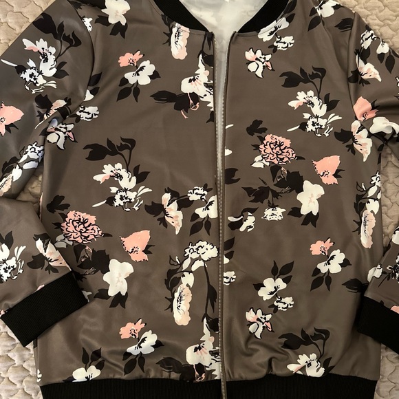 Polyester light weight jacket - Picture 2 of 4